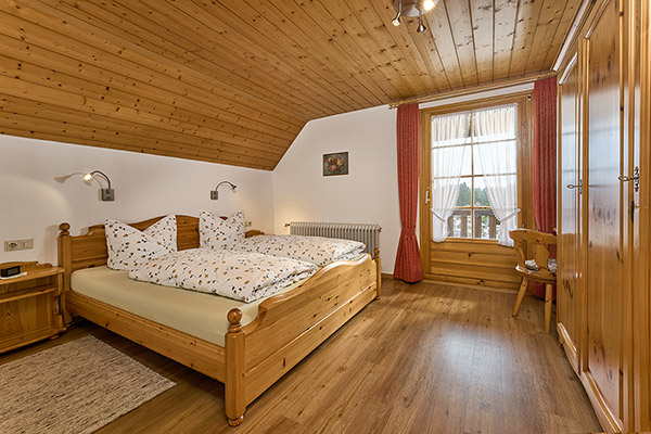 Ferienwohnung 2: Schlafzimmer mit Doppelbett