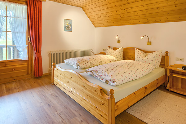 Ferienwohnung 3: Schlafzimmer mit Doppelbett