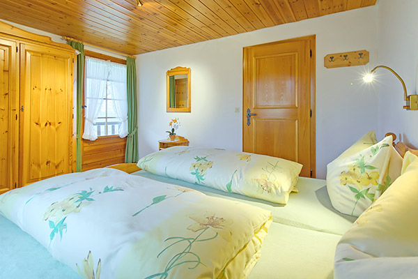 Ferienwohnung 4: Schlafzimmer mit Doppelbett