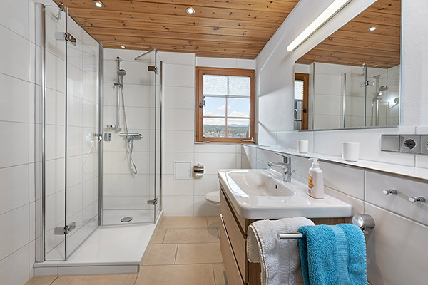 Ferienwohnung 4: Bad mit Dusche und WC