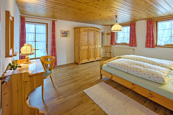 Ferienwohnung 5: Schlafzimmer mit Doppelbett