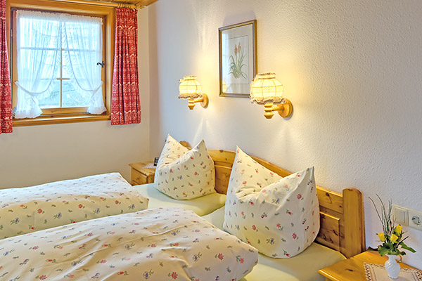 Ferienwohnung 5: Schlafzimmer mit Doppelbett