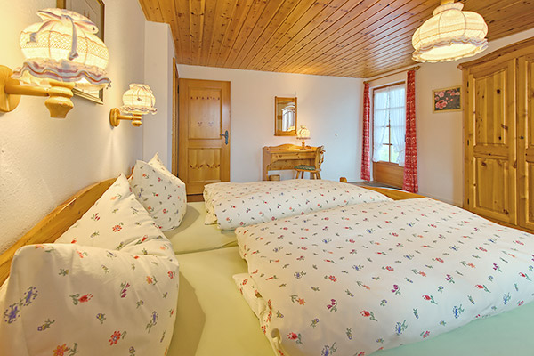 Ferienwohnung 5: Schlafzimmer mit Doppelbett