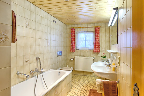 Ferienwohnung 5: Bad mit Dusche, Badewanne und WC